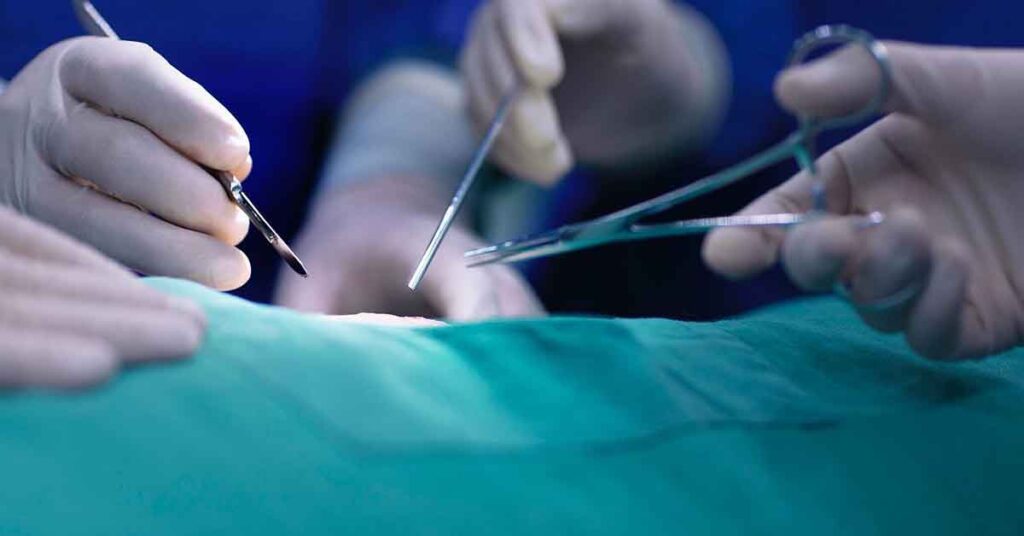 Cirurgia Minimamente Invasiva vs. Cirurgia Tradicional da Coluna: qual escolher?